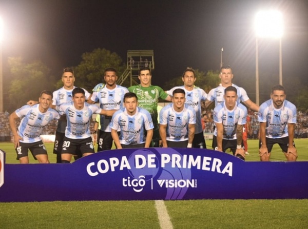 El gesto de Salcedo, Candia y Don con sus compañeros de Guaireña