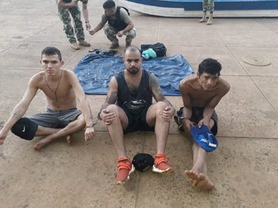 Detenidos tras cruzar el río Paraná a bordo de un colchón inflable