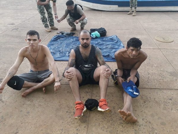 Detenidos tras cruzar el río Paraná a bordo de un colchón inflable