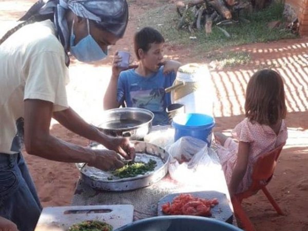 De ciclista a cocinero para ayudar a sus vecinos