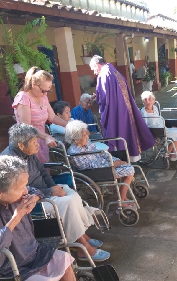 Festejan día de los abues con “plegarias al cielo” | Crónica