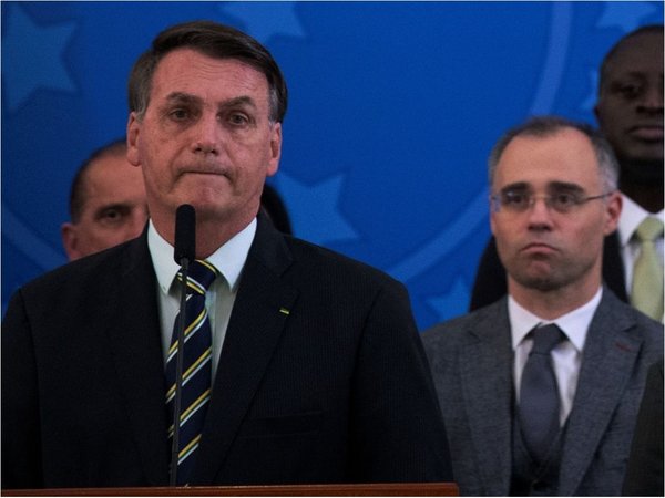 Bolsonaro busca calmar crisis con un pastor para Justicia
