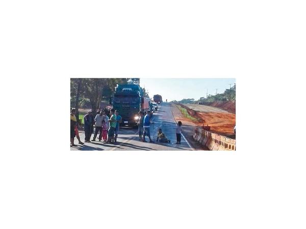 Por hambre los indígenas cerraron la ruta PY02 en Caaguazú