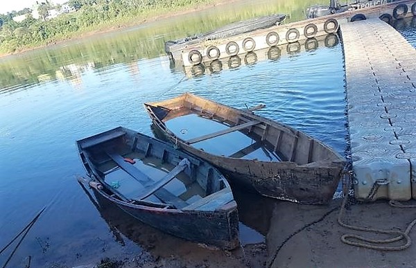 Decomisan dos CANOAS a escasos metros del PUENTE,.. y la MARINA..?