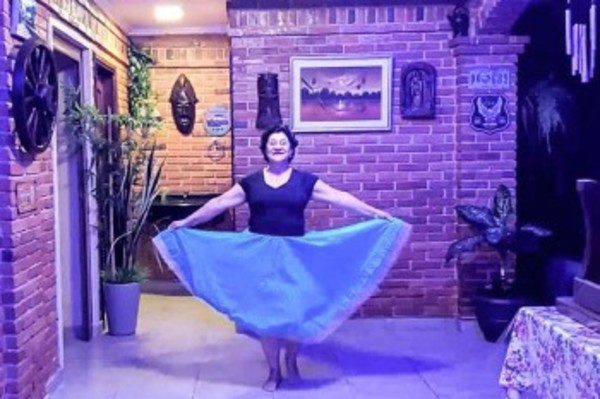 Adultos mayores reciben clases virtuales de danza
