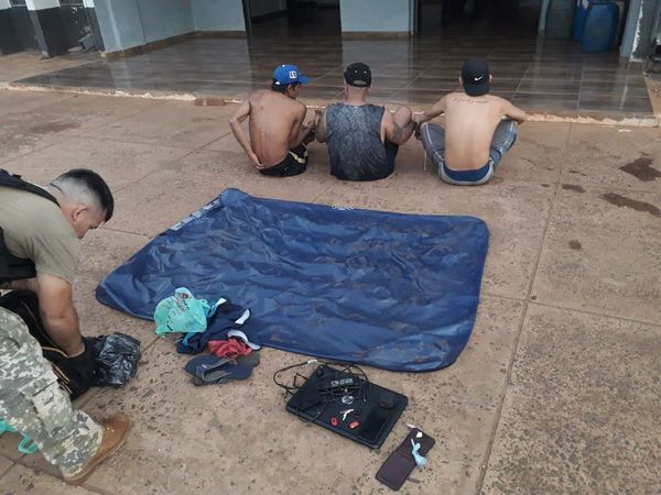 Cruzaron el río Paraná a bordo de un colchón inflable y fueron detenidos
