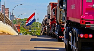 Comerciantes de CDE pagan 2 MIL REALES para ingresar por el Puente de la Amistad