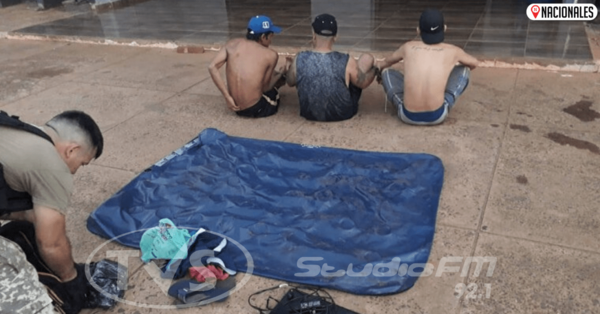 Cruzaron el río Paraná a bordo de un colchón inflable y fueron «pillados» tras alcanzar la costa