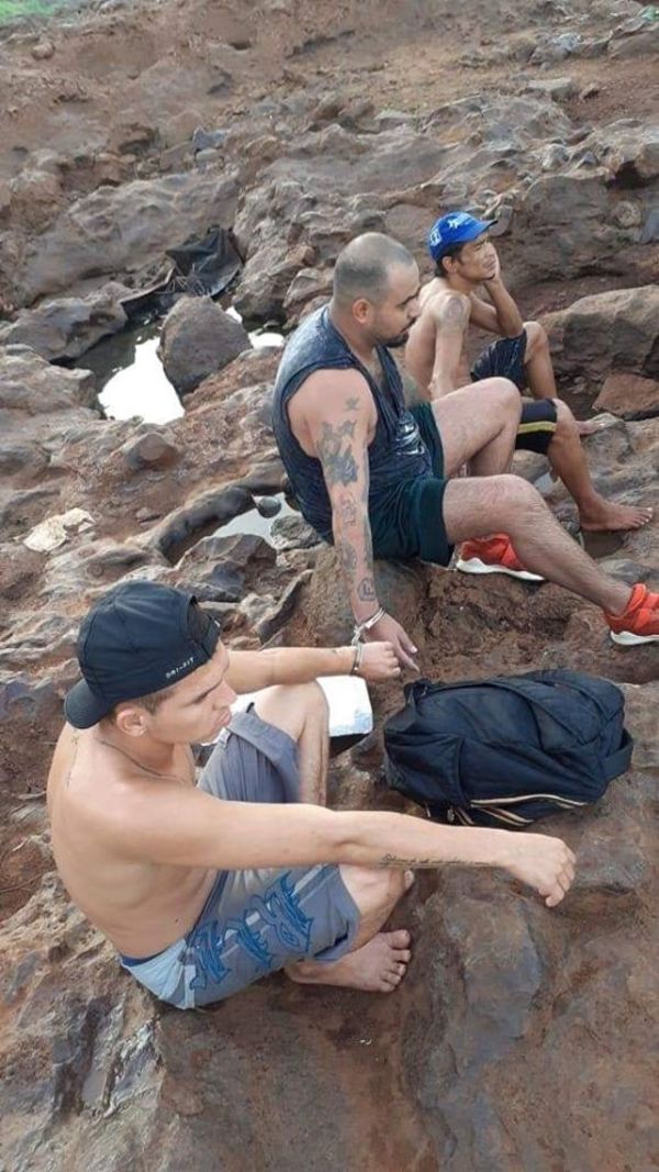 Cruzaron el río Paraná en un colchón inflable y fueron detenidos