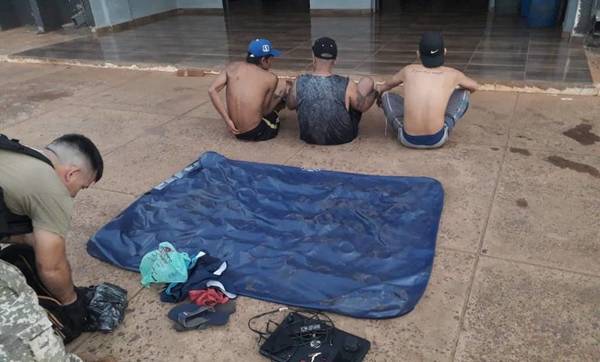 CRUZARON EL RÍO PARANÁ A BORDO DE UN COLCHÓN INFLABLE Y FUERON «PILLADOS»
