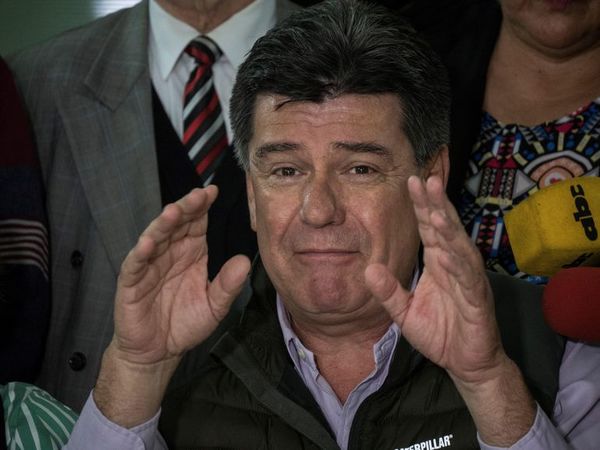 Efraín reaparece al ataque y pide renuncia de Mario Abdo - Nacionales - ABC Color