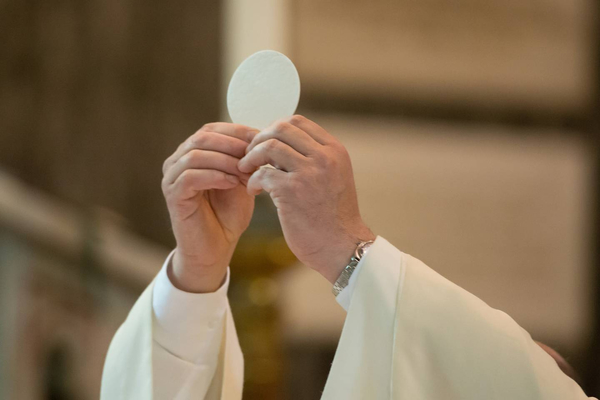 Investigan a dos sacerdotes que oficiaron misa durante la cuarentena en Coronel Oviedo » Ñanduti