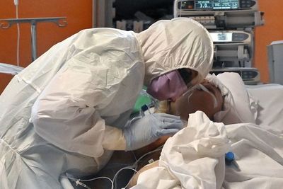 Hijo permaneció 34 días junto a su padre enfermo de coronavirus en hospital en España