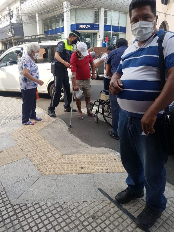 Largas filas de adultos mayores para recibir atención en la oficina del Correo Paraguayo - Nacionales - ABC Color