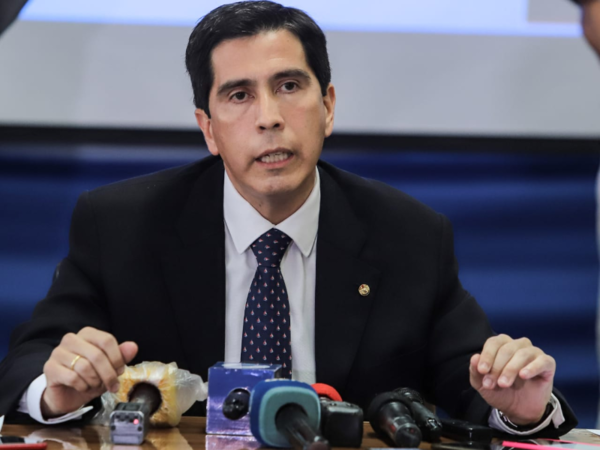Se prohíbe el ingreso de extranjeros al país, no la salida, sostiene ministro