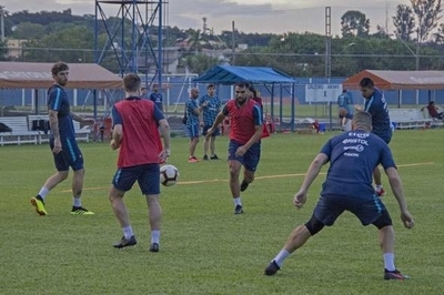 HOY / Médicos de clubes no están de acuerdo con la concentración prolongada