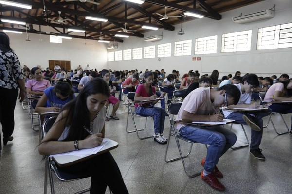 Unos 4.800 jóvenes se postularon a las Becas de ITAIPU-BECAL 2020 - Paraguay Informa