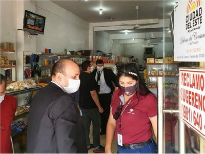 CDE: Allanan comercio tras denuncia por sobrefacturación