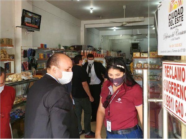CDE: Allanan comercio tras denuncia por sobrefacturación