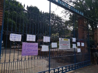 En San Antonio, Ñemby y Villa Elisa, padres de alumnos exigen reducción del 50% en cuotas a colegios privados - ADN Paraguayo
