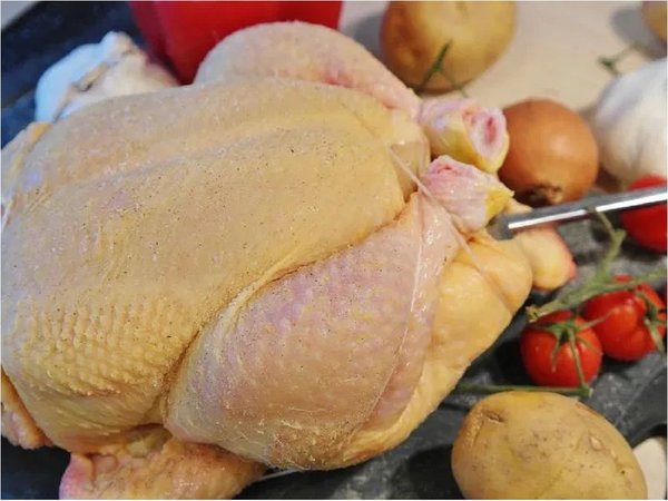 Las formas comunes de cocinar el pollo en casa pueden no ser seguras