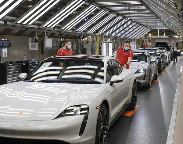 Porsche reanudará fabricación de sus autos deportivos
