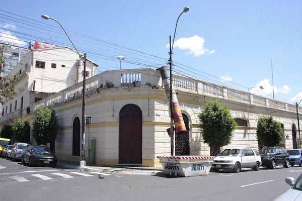 Correos no paga subsidio médico por falta de recursos pero desembolsa millones al esposo de asesora