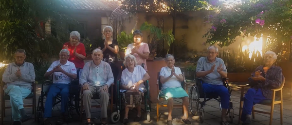 Adultos mayores de la Residencia Geriátrica Gijón Roga realizan video en su día