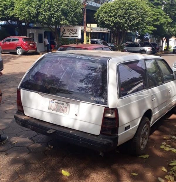 Abandonan vehículo con motor en marcha