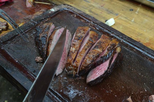 Empresas entregan “kits de asado” a trabajadores para festejar en familia