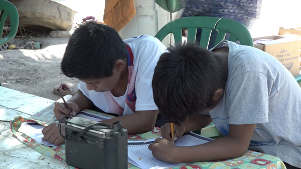 Con el lema “Tu escuela en la radio” perseveran las clases en la comunidad Cayin o Clim de Neuland