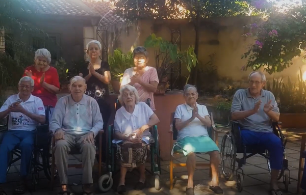 Adultos mayores de la Residencia Geriátrica Gijón Roga realizan video en su día