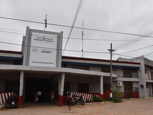 Reclusos y agentes penitenciarios controlan principio de incendio en Tacumbú