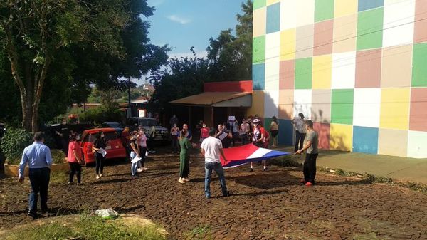 Padres se manifiestan para pedir descuento de 50% en colegios privados - ABC en el Este - ABC Color