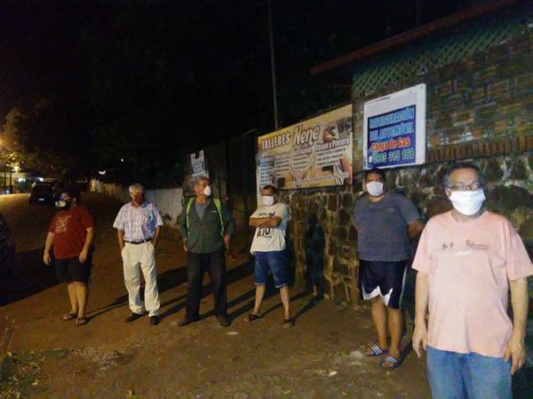 Montan vigilia frente a hotel en que fueron ubicados repatriados desde Argentina - Nacionales - ABC Color