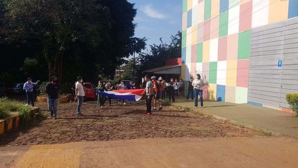 Padres protestan pidiendo reducción de aranceles