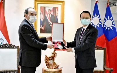 Condecoran al embajador de Taiwán - Política - ABC Color