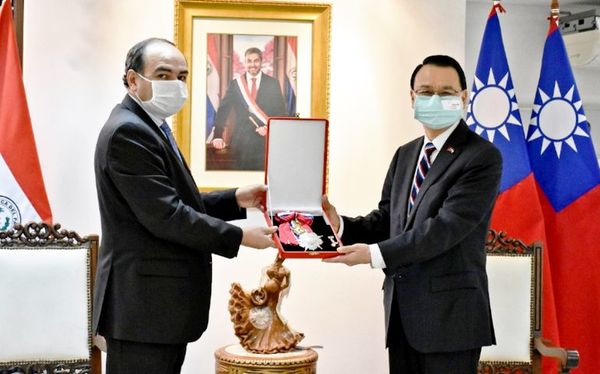 Condecoran al embajador de Taiwán - Política - ABC Color