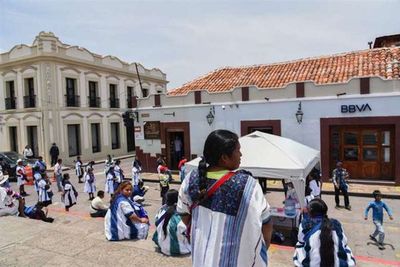 Los indígenas de México cargan una doble cruz