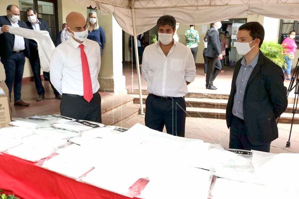 Paraguay de Blanco donó ropas para personal médico