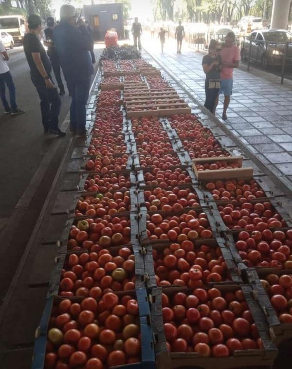 Aduana decomisa GRAN VOLUMEN de verduras en la zona del Puente