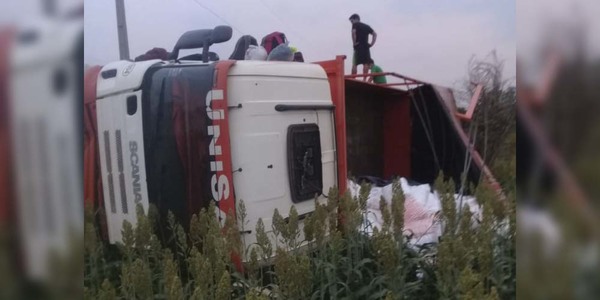 VUELCO DE CAMIÓN SOBRE RUTA GRANEROS DEL SUR.