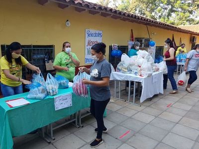 Docentes celebran su día entregando alimentos a familias carenciadas - Nacionales - ABC Color