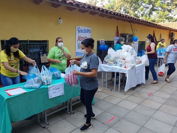 Docentes celebran su día entregando alimentos a familias carenciadas - Nacionales - ABC Color