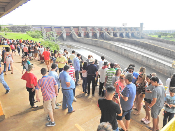 Masiva afluencia de turistas en ITAIPU en lo que va de la Semana Santa