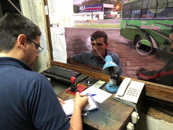 Concejal acusa a jefe comunal de METER en su bolsillo el DINERO recaudado en la terminal de ómnibus