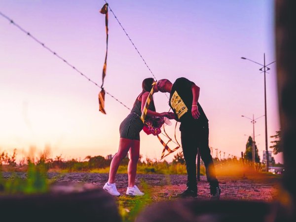 Al amor, ni alambrada lo detiene