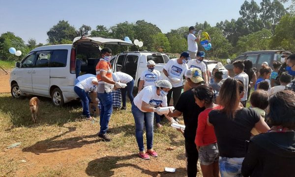 Celebran cumpleaños de Brunito llevando alimento a personas carenciadas