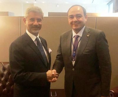 Canciller de India ofrece medicamentos a Paraguay