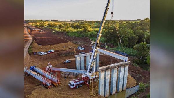 MONTAN VIGAS DEL ÚLTIMO PUENTE DE LA RUTA DE LA EXPORTACIÓN.